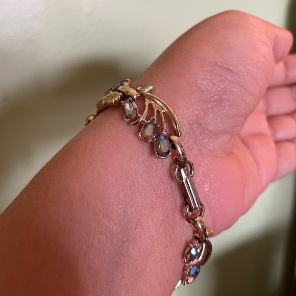 Elegant unsigned Coro Gold, Pearl and Blue AB stone Bracelet - Picture 6 of 8